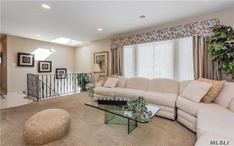 28 Penguin Ln, Commack, NY 11725 photo 1