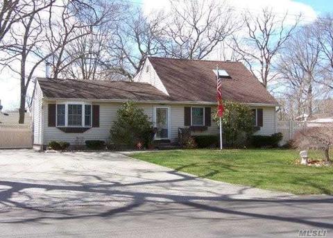 120 Schoenfeld Blvd, Patchogue, NY 11772 photo 1
