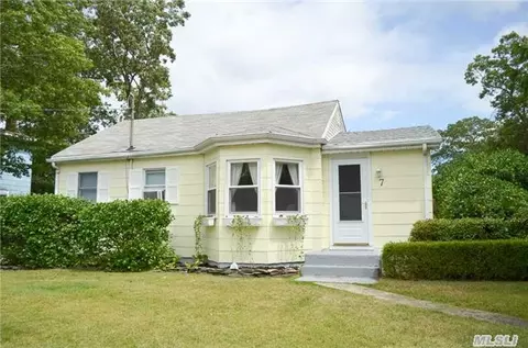 7 Hamilton St, Patchogue, NY 11772 photo 1