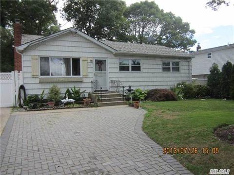 62 Engelke St, Patchogue, NY 11772 photo 1