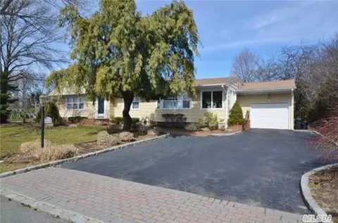 18 Mayfair Ter, Commack, NY 11725 photo 1