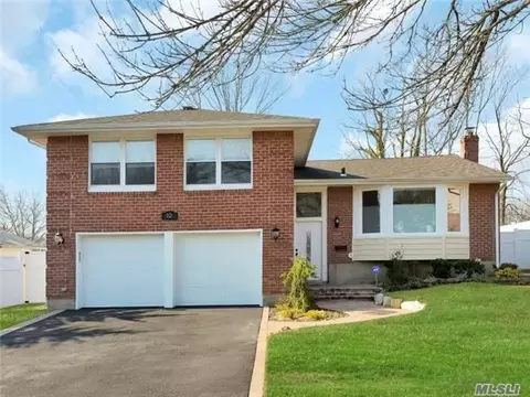 10 Overlook Ln, Plainview, NY 11803 photo 1