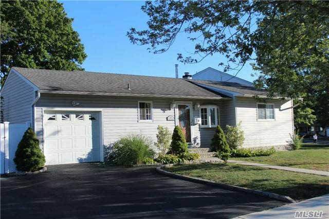 43 Manetto Dr, Plainview, NY 11803 photo 1