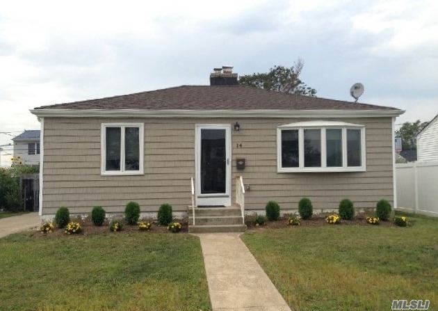 14 Robert St, Freeport, NY 11520 photo 1