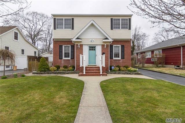 81 Pine St, Islip, NY 11751 photo 1