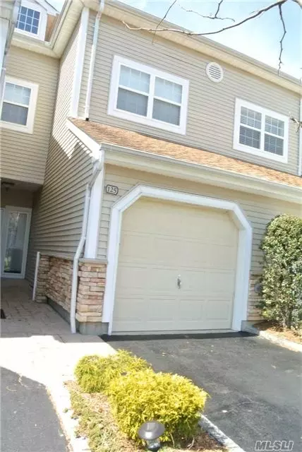 125 Carriage Ln, Plainview, NY 11803 photo 1