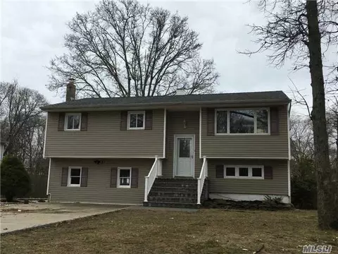 140 W Willow St, Central Islip, NY 11722 photo 1