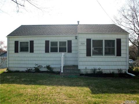 756 Old North Ocean Ave, Patchogue, NY 11772 photo 1