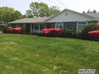 359 Phyllis Dr, Patchogue, NY 11772 photo 1