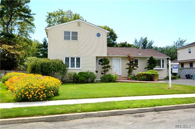 2 Diamond Dr, Plainview, NY 11803 photo 1