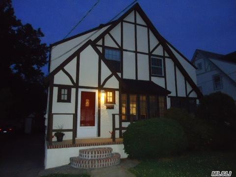 40 Oakmere Dr, Baldwin, NY 11510 photo 1