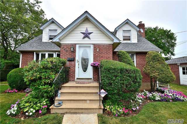 140 Linden Ave, Lynbrook, NY 11563 photo 1