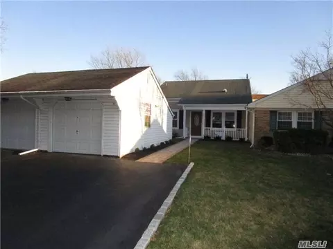 31 Forge Ln, Coram, NY 11727 photo 1