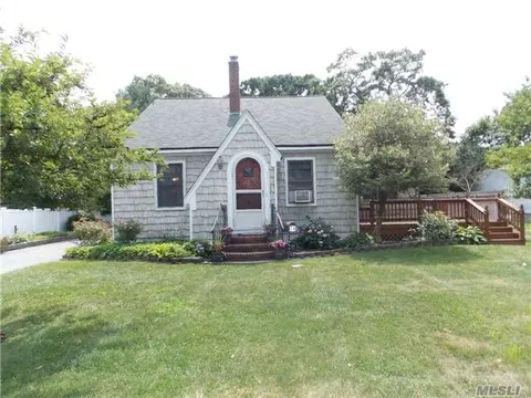 74 Hemlock St, Islip, NY 11751 photo 1