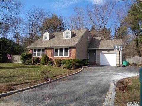 10 Berkley Pl, Smithtown, NY 11787 photo 1