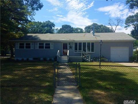 130 Traction Blvd, Patchogue, NY 11772 photo 1