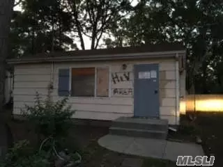 79 Neptune Ave, Mastic, NY 11950 photo 1