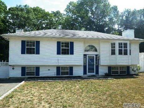 71 Franklin Ave, Mastic, NY 11950 photo 1