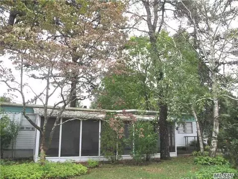 525 C2 Riverleigh Ave, Riverhead, NY 11901 photo 1