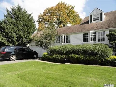 105 Lawrence Ave, Smithtown, NY 11787 photo 1