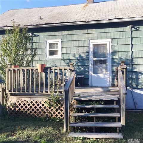 16 E Walnut St, Islip, NY 11751 photo 1