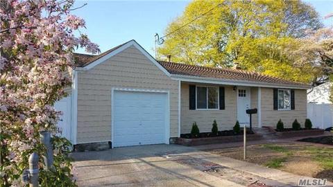 11 E Cedar St, Central Islip, NY 11722 photo 1