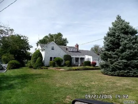 106 Peninsula Dr, Babylon, NY 11702 photo 1