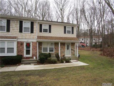 4 Bartlett Cmns, Yaphank, NY 11980 photo 1