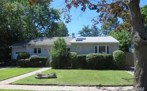 70 Diamond Dr, Plainview, NY 11803 photo 1