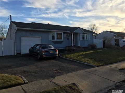 23 Spinner Ln, Commack, NY 11725 photo 1