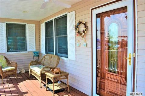 28 Argyle Ln, Patchogue, NY 11772