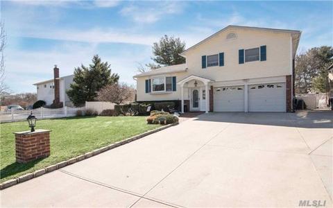 4 Robin Ct, Coram, NY 11727 photo 1