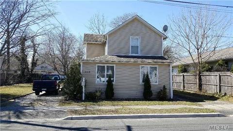 343 Maple Ave, Riverhead, NY 11901 photo 1