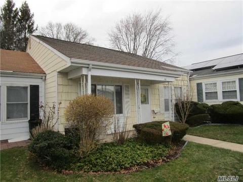 96 Forge Ln, Coram, NY 11727 photo 1