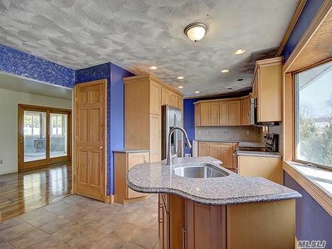 7 Beverly St, Islip, NY 11751 photo 1