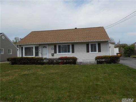 16 Island St, Plainview, NY 11803 photo 1