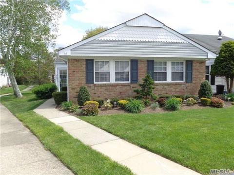 93 Forge Ln, Coram, NY 11727 photo 1