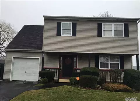 27 Pine St, Central Islip, NY 11722 photo 1