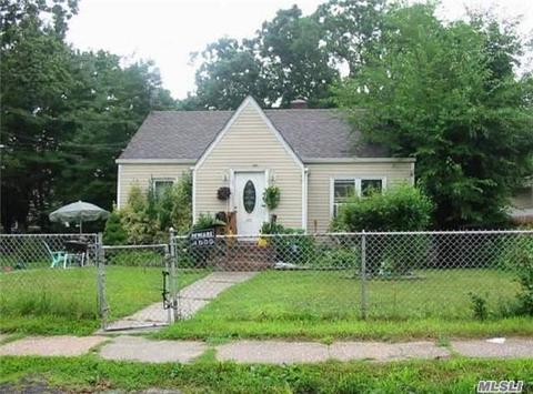 33 3rd Ave, Central Islip, NY 11722 photo 1