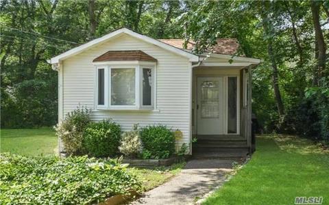 74 Mott St, Patchogue, NY 11772 photo 1