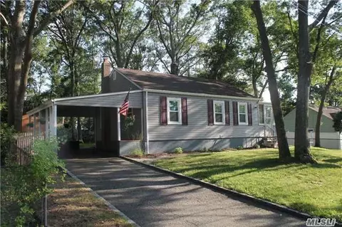 76 Engelke St, Patchogue, NY 11772 photo 1