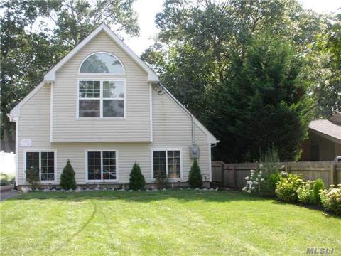 3 Maple St, Hampton Bays, NY 11946 photo 1