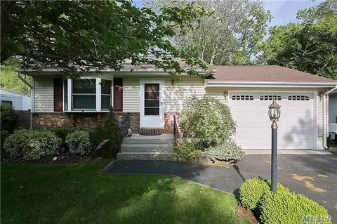 55 Holbrook St, Patchogue, NY 11772 photo 1