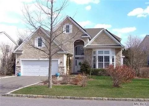 34 Wake Robin Ln, Riverhead, NY 11901 photo 1