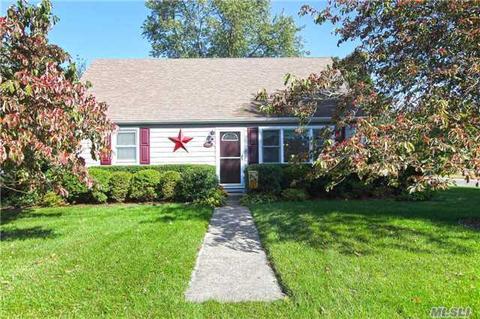 111 Park St, Patchogue, NY 11772 photo 1