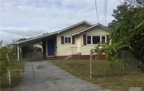 39 Elm St, Central Islip, NY 11722 photo 1
