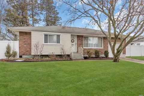 16 Park Ct, Plainview, NY 11803 photo 1