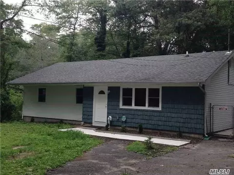 76 Mott St, Patchogue, NY 11772 photo 1