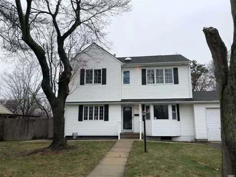 33 E Walnut St, Central Islip, NY 11722 photo 1