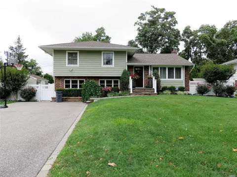 6 Sycamore Ln, Commack, NY 11725 photo 1